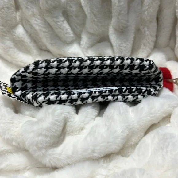 Revolution Emily in Paris City of Love Eyeshadow Palette & Bag Set - Picture 9 of 9